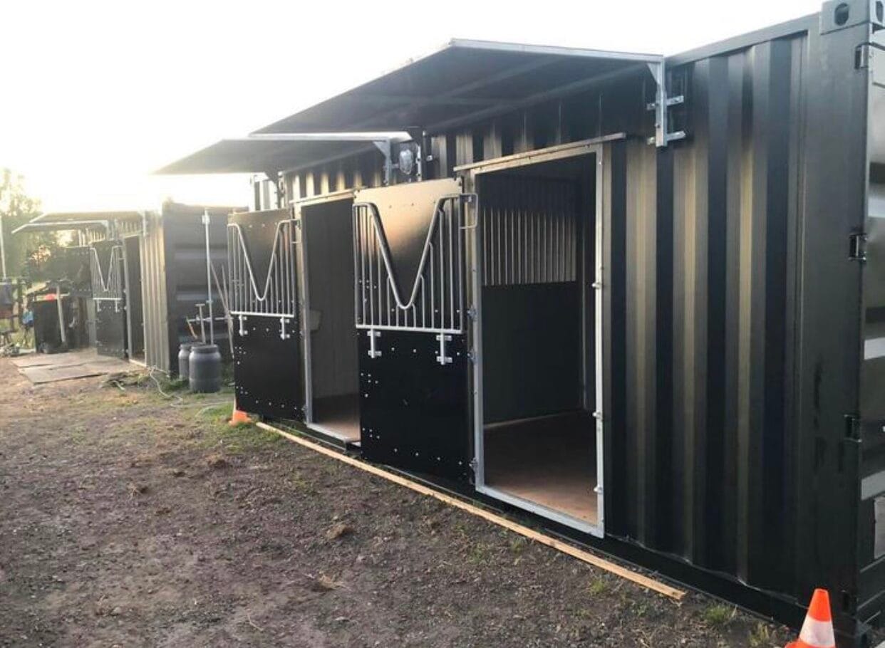 Stalcontainer met afdak-image